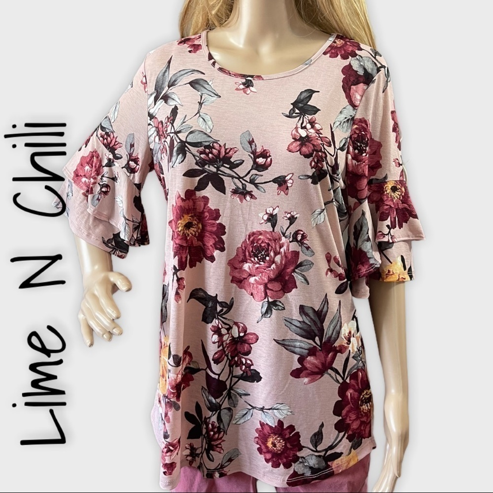 LIME N Chili pink floral top
Size large